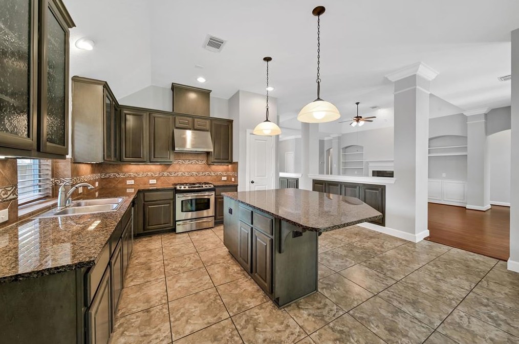 1043 Chamboard Ln, Houston TX  77018-3210 exterior
