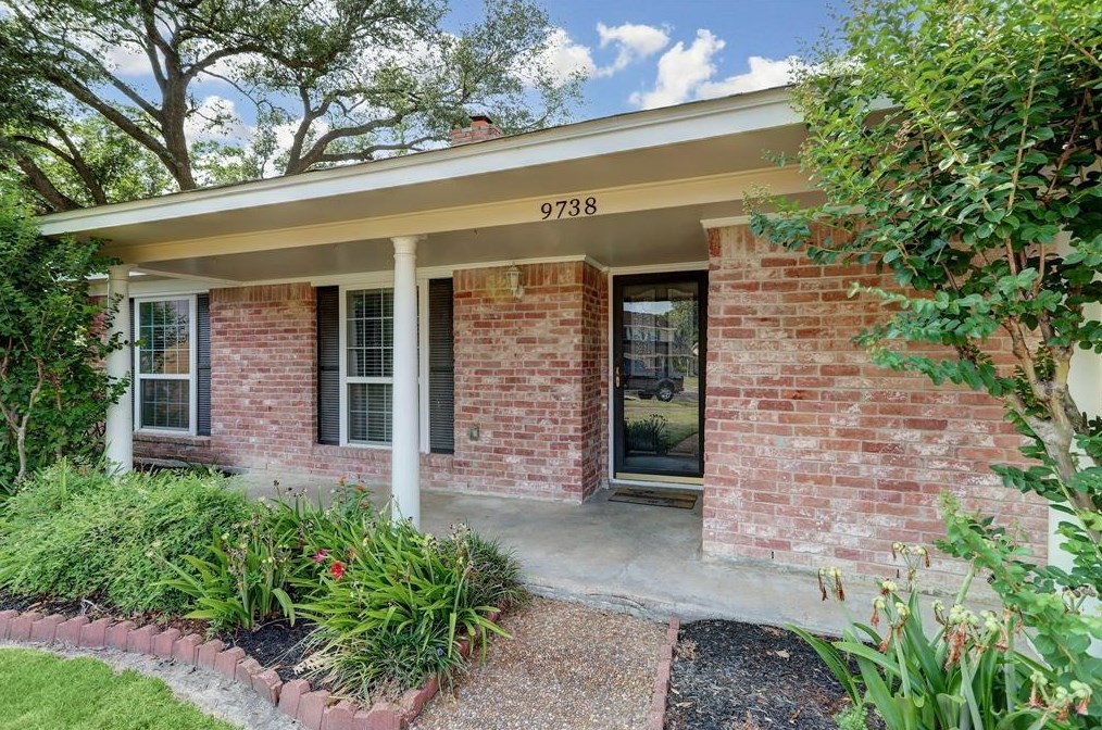 9738 Derrik Dr, Houston TX  77080-1228 exterior