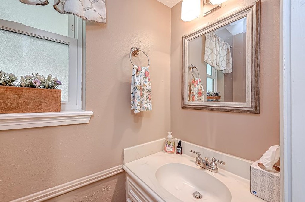 8107 Roebourne Ln, Houston TX  77070-3225 exterior