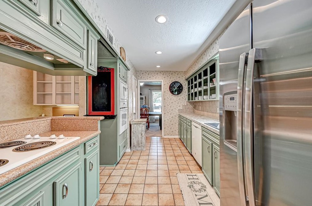 8107 Roebourne Ln, Houston TX  77070-3225 exterior