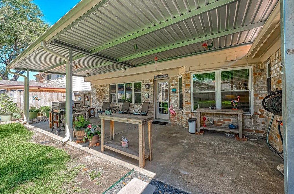 8107 Roebourne Ln, Houston TX  77070-3225 exterior