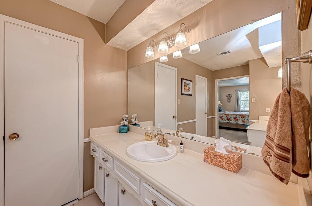 8107 Roebourne Ln, Houston TX  77070-3225 exterior