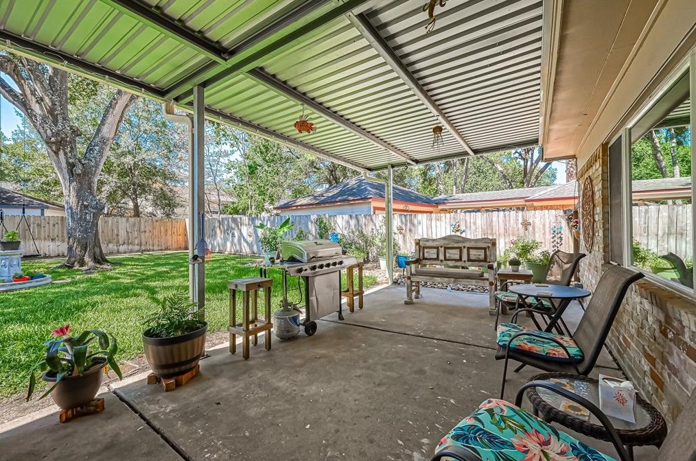 8107 Roebourne Ln, Houston TX  77070-3225 exterior