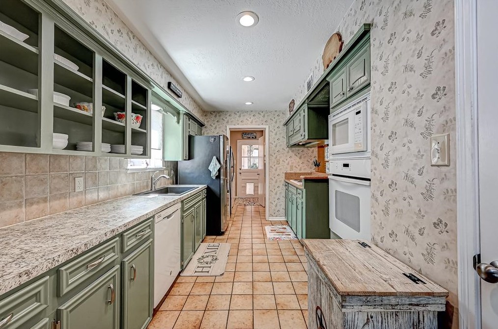 8107 Roebourne Ln, Houston TX  77070-3225 exterior