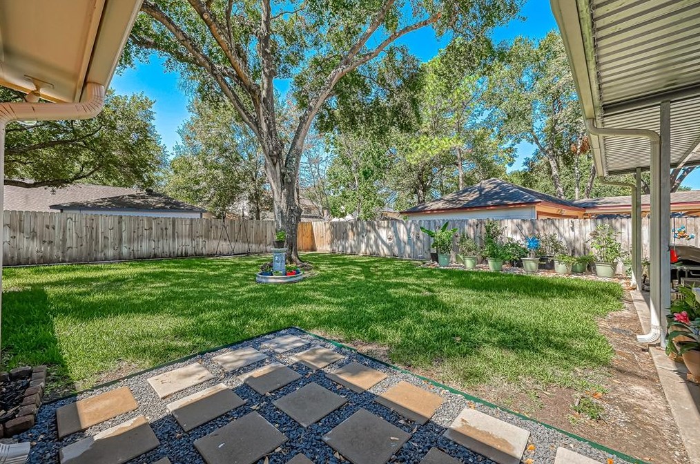 8107 Roebourne Ln, Houston TX  77070-3225 exterior