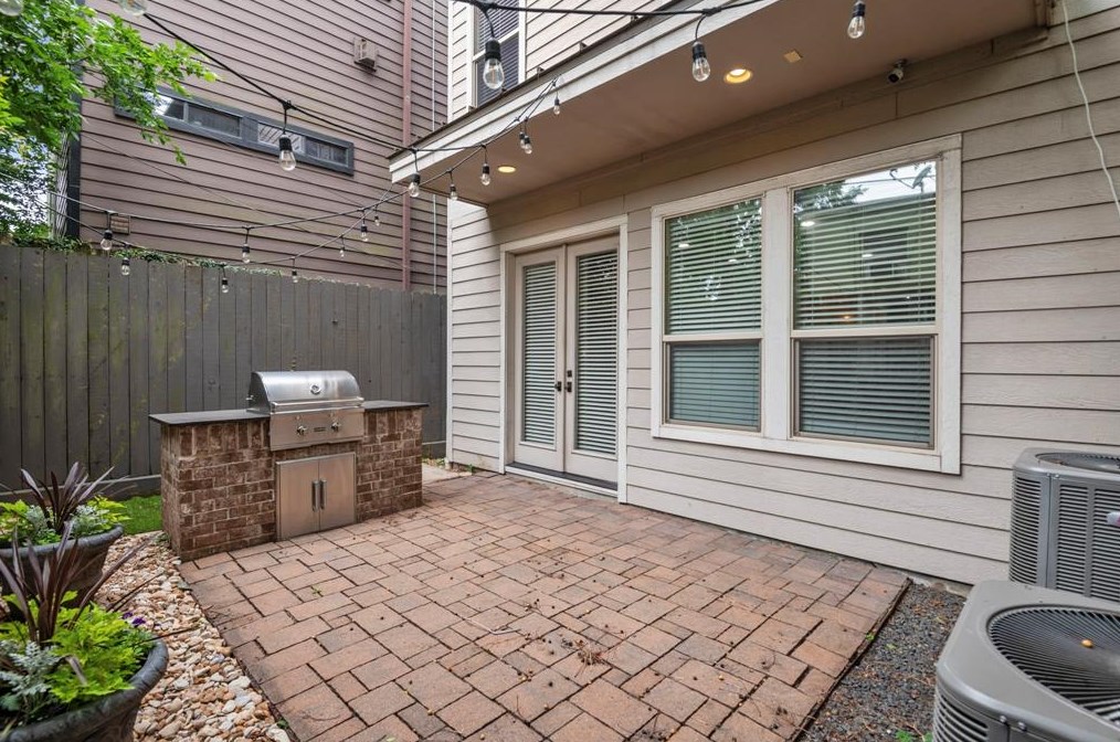 2015 Mason, Houston TX  77006-3118 exterior