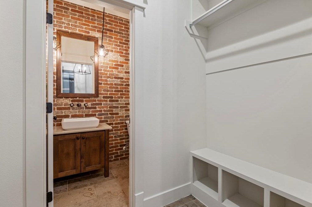 2015 Mason, Houston TX  77006-3118 exterior