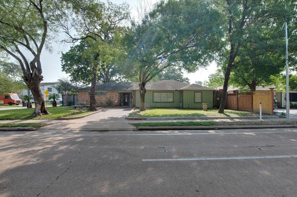 1546 Antoine Dr, Houston TX  77086-3924 exterior