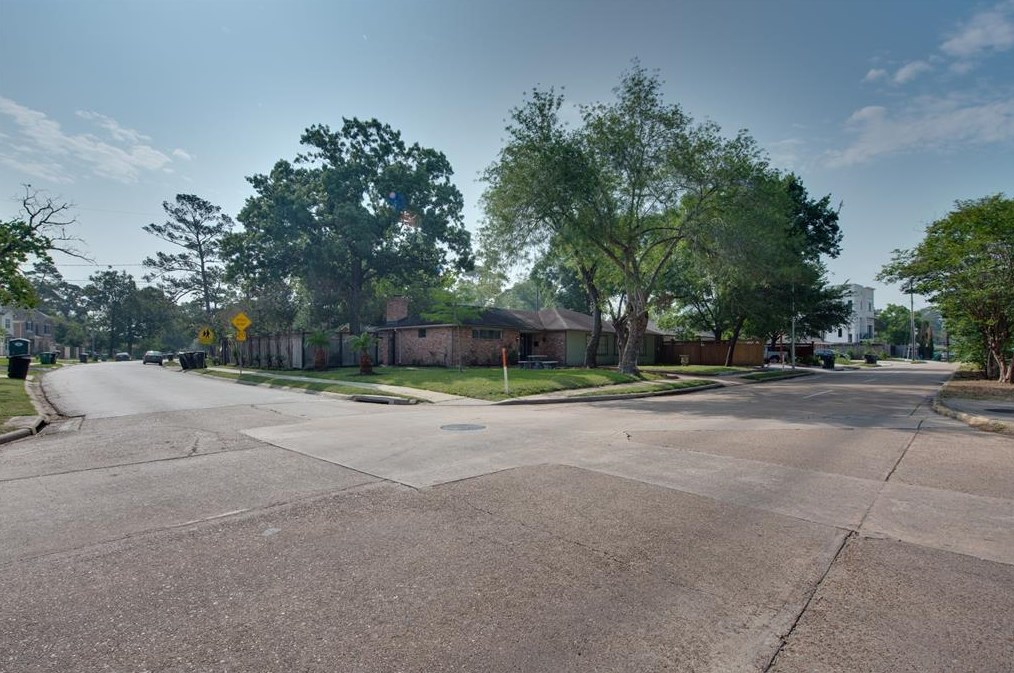 1546 Antoine Dr, Houston TX  77086-3924 exterior