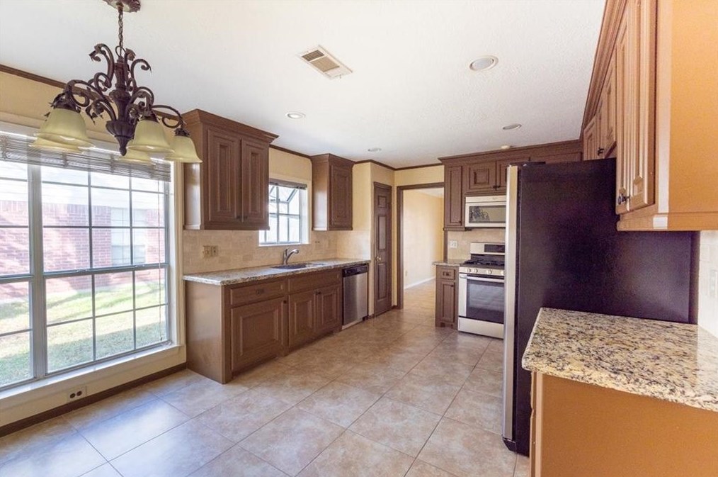 172 Golden Arrow Cir, Spring TX  77381-4608 exterior