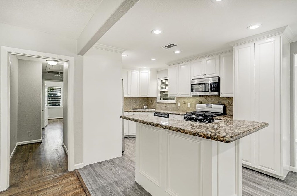 2327 Saxon Dr, Houston TX  77018-4641 exterior