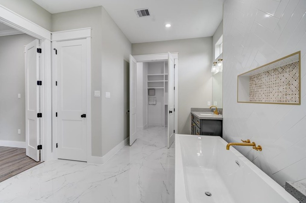 137 33 St, Houston TX  77022-5105 exterior