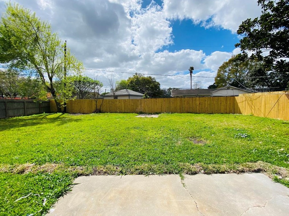6119 Heatherbloom Dr, Houston TX  77085-3207 exterior