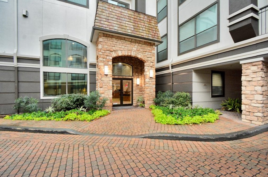 2300 Mccue Rd, Houston TX  77056-4633 exterior