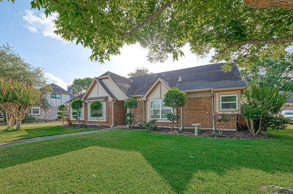 2438 Hodges Bend Cir, Sugar Land TX  77479-1301 exterior