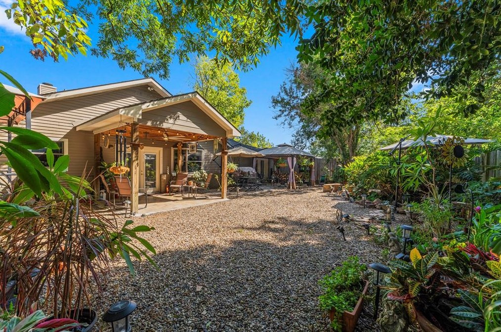819 Helms Rd, Houston TX  77088-1936 exterior