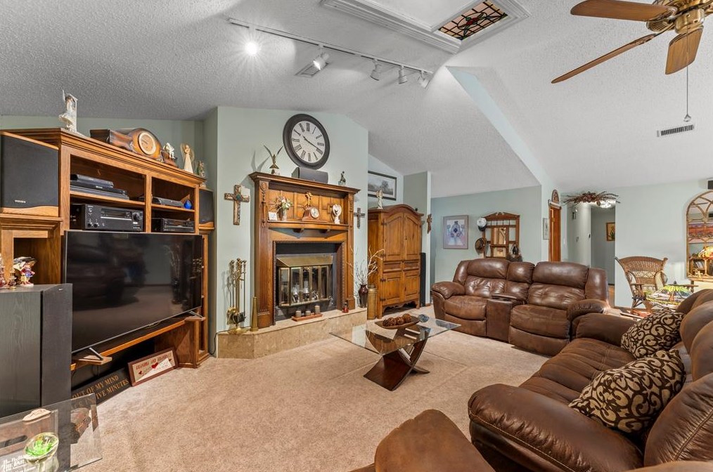 819 Helms Rd, Houston TX  77088-1936 exterior