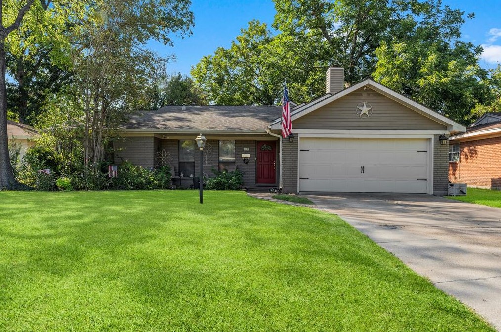 819 Helms Rd, Houston TX  77088-1902 exterior