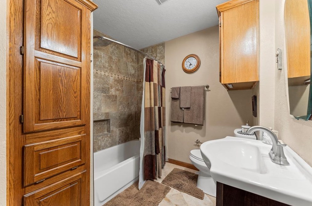 819 Helms Rd, Houston TX  77088-1936 exterior