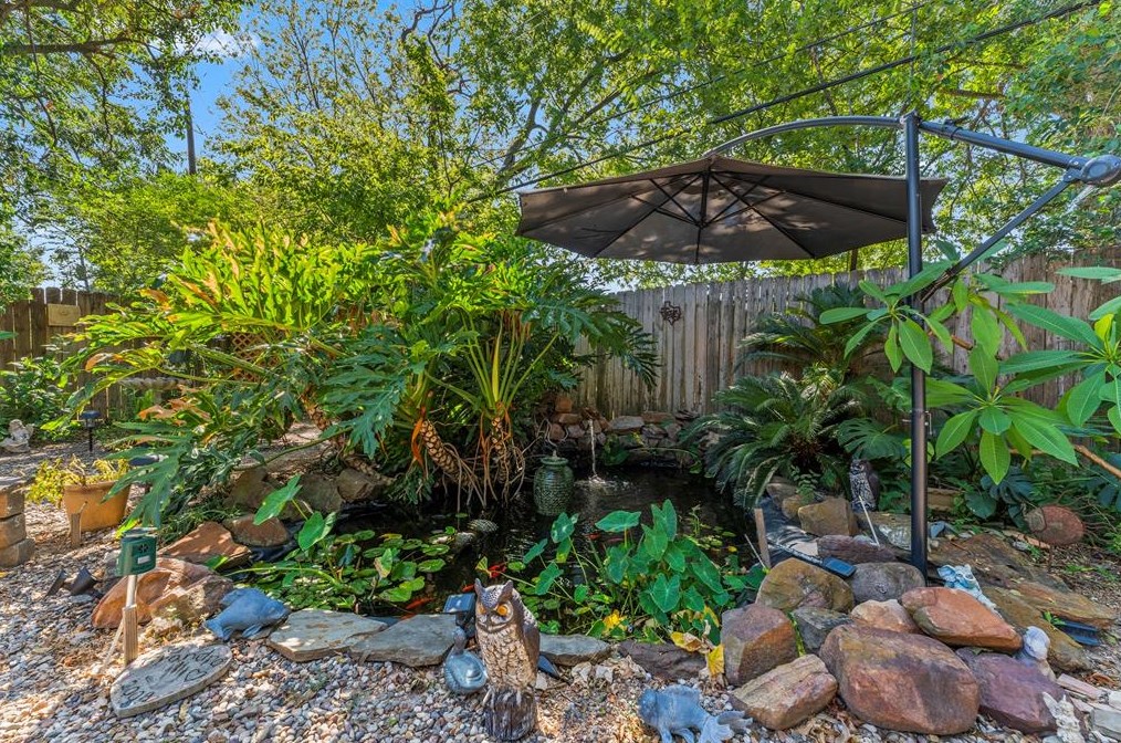 819 Helms Rd, Houston TX  77088-1936 exterior
