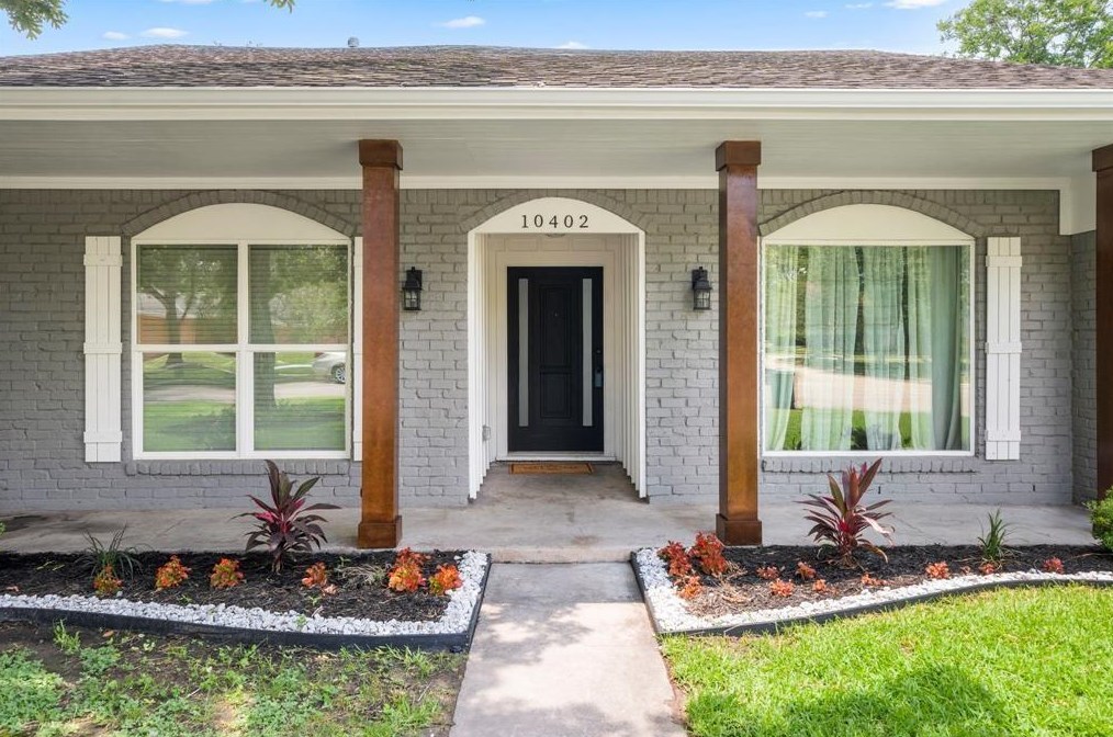 10402 Bob White Dr, Houston TX  77096-4612 exterior