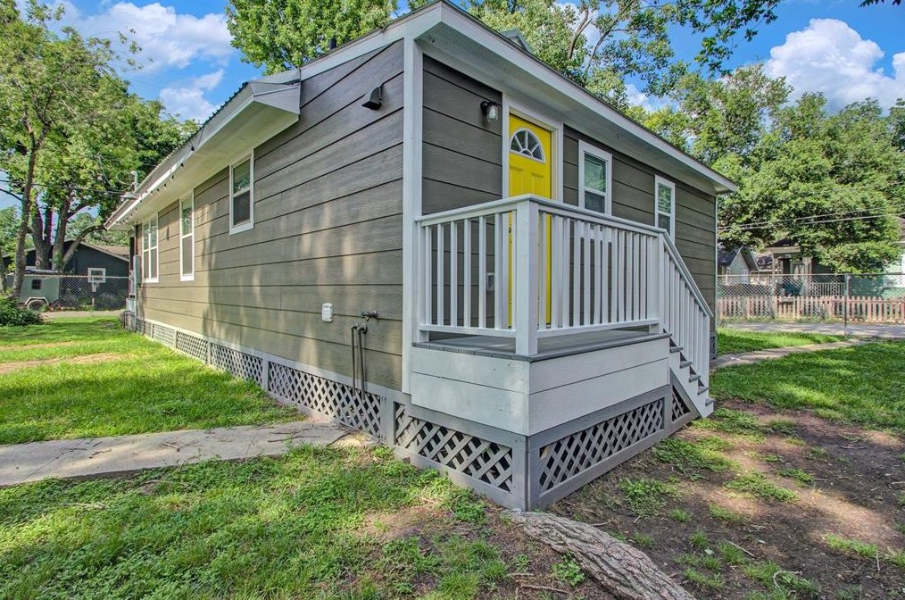 1607 Sylvester Rd, Houston TX  77009-1220 exterior