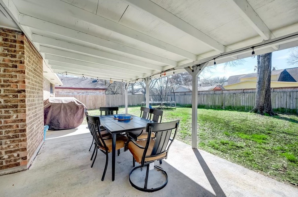 13123 Winding Wood Dr, Houston TX  77038-1742 exterior