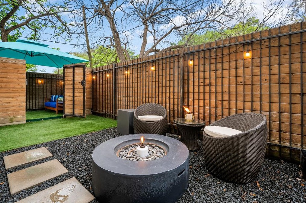 1419 Nevada, Houston TX  77006-1021 exterior