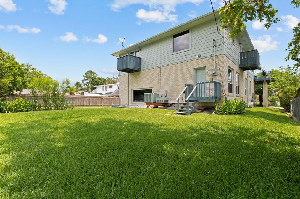2523 Baycrest Dr, Houston TX  exterior