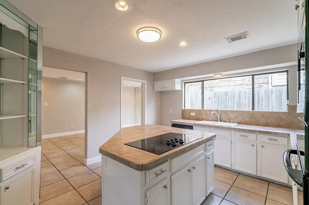 7602 Antoine Dr, Houston TX  77088-4203 exterior