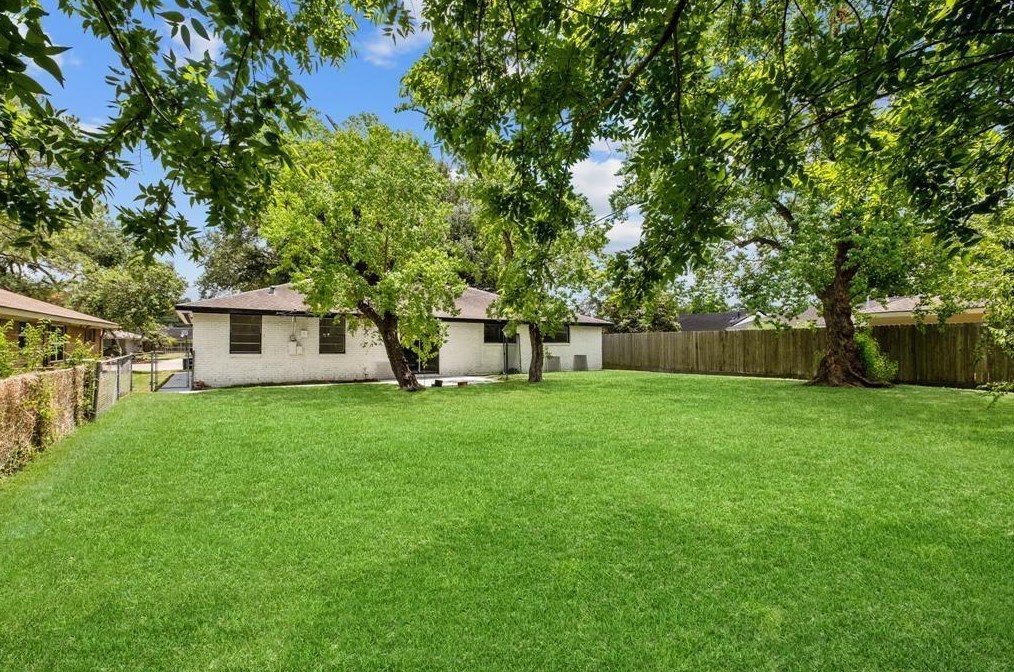 11914 Renwick Dr, Houston TX  77035-4354 exterior