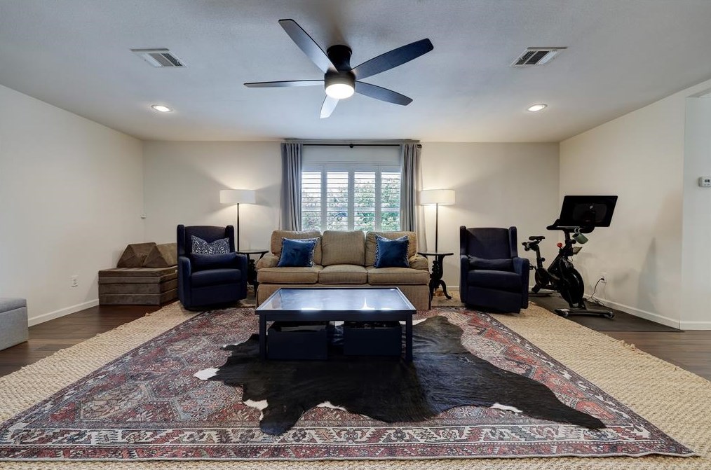 503 Blue Willow Dr, Houston TX  77042-3001 exterior