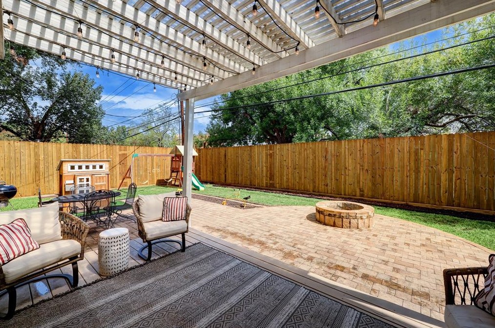 503 Blue Willow Dr, Houston TX  77042-3001 exterior