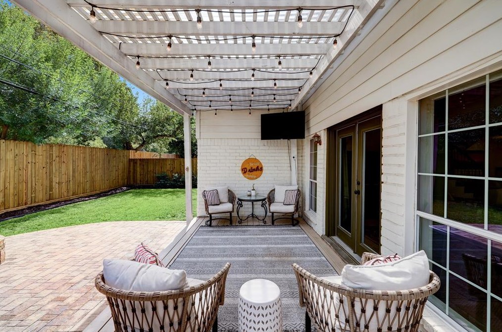 503 Blue Willow Dr, Houston TX  77042-3001 exterior