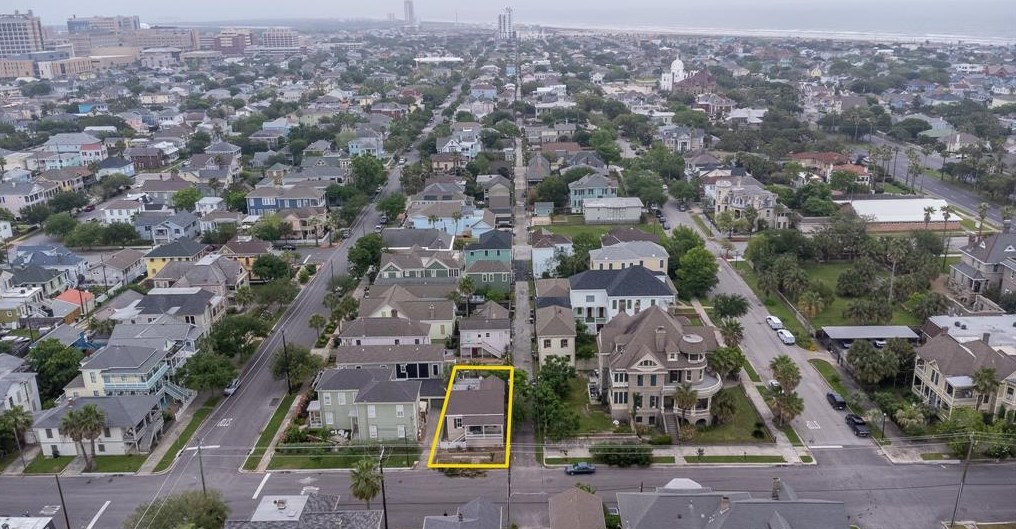 812 18 St, Galveston TX 77550-4928 exterior