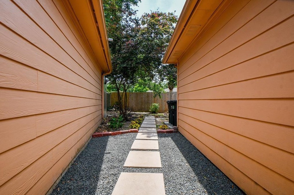 3707 Glenmeade Dr, Houston TX  77059-6004 exterior