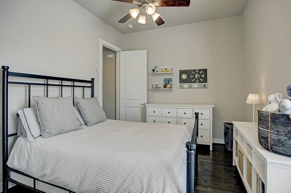 641 Middle St, Houston TX  77003-1227 exterior