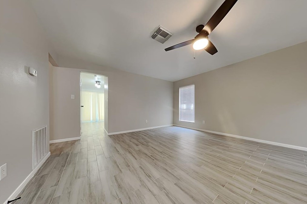 5 Hasting Oak Ct, Spring TX  77381-3457 exterior