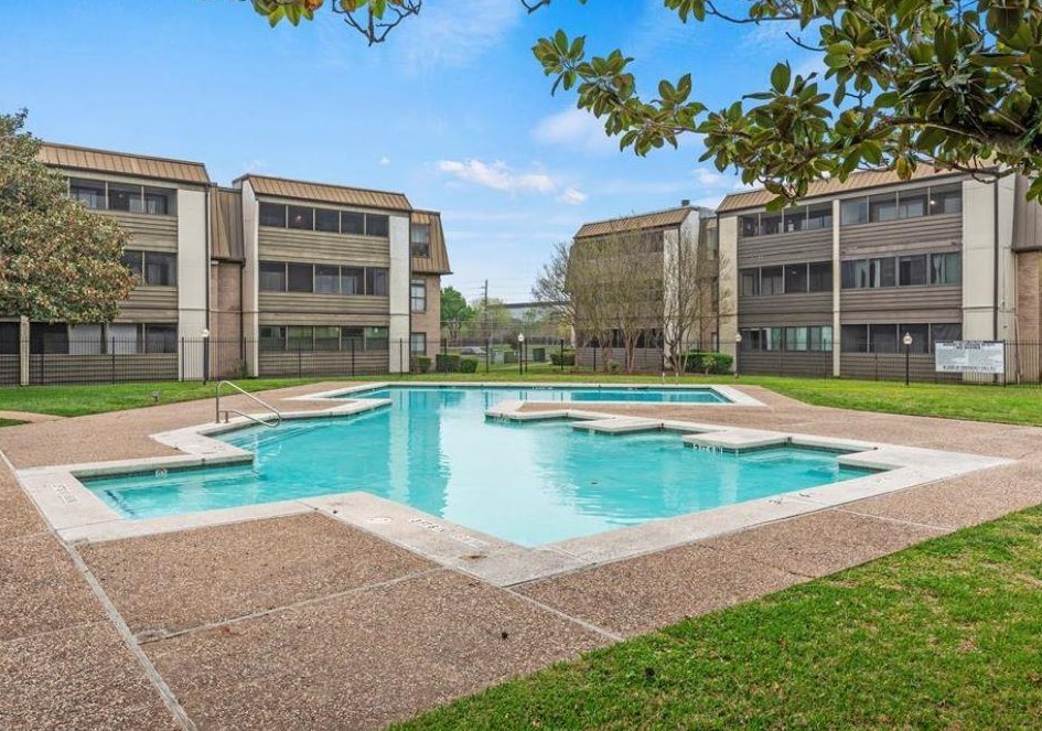 3085 Walnut Bend Ln, Houston TX  77042-6027 exterior