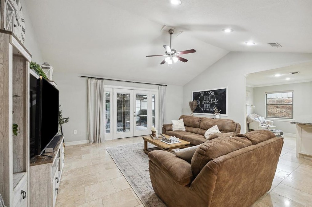 5135 Kingfisher Dr, Houston TX  77035-3016 exterior