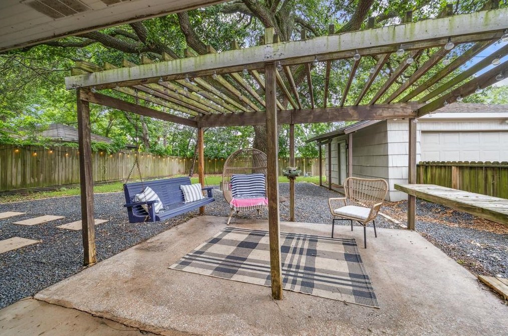 5135 Kingfisher Dr, Houston TX  77035-3016 exterior