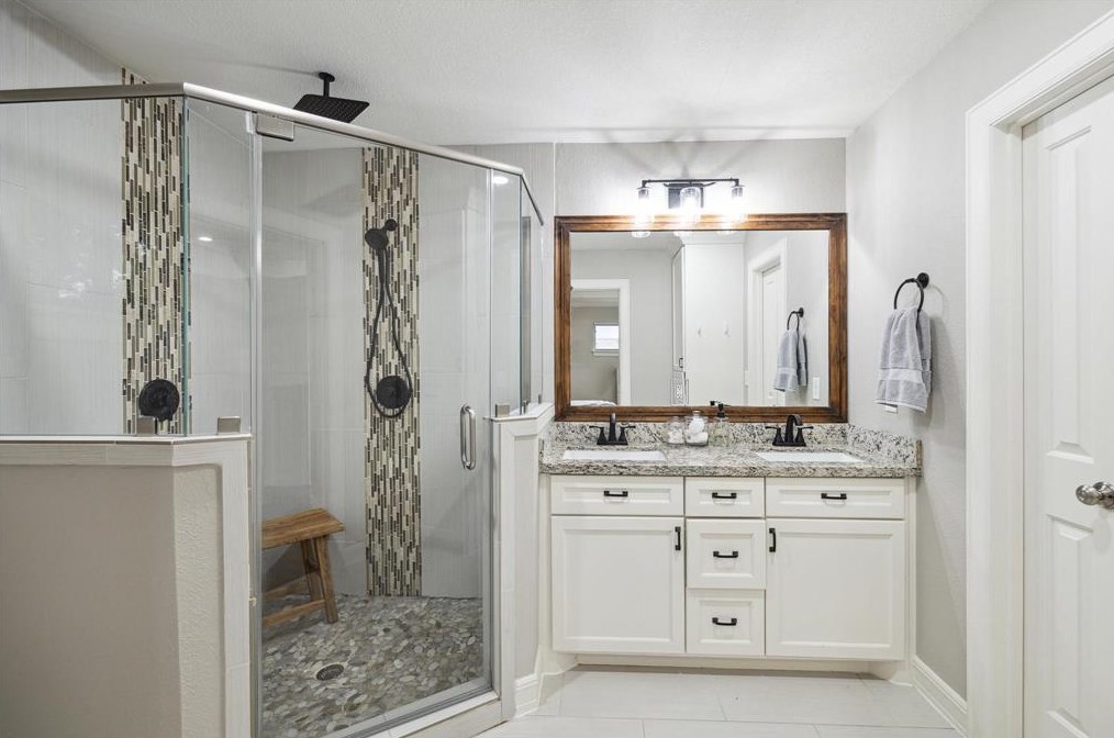 5135 Kingfisher Dr, Houston TX  77035-3016 exterior