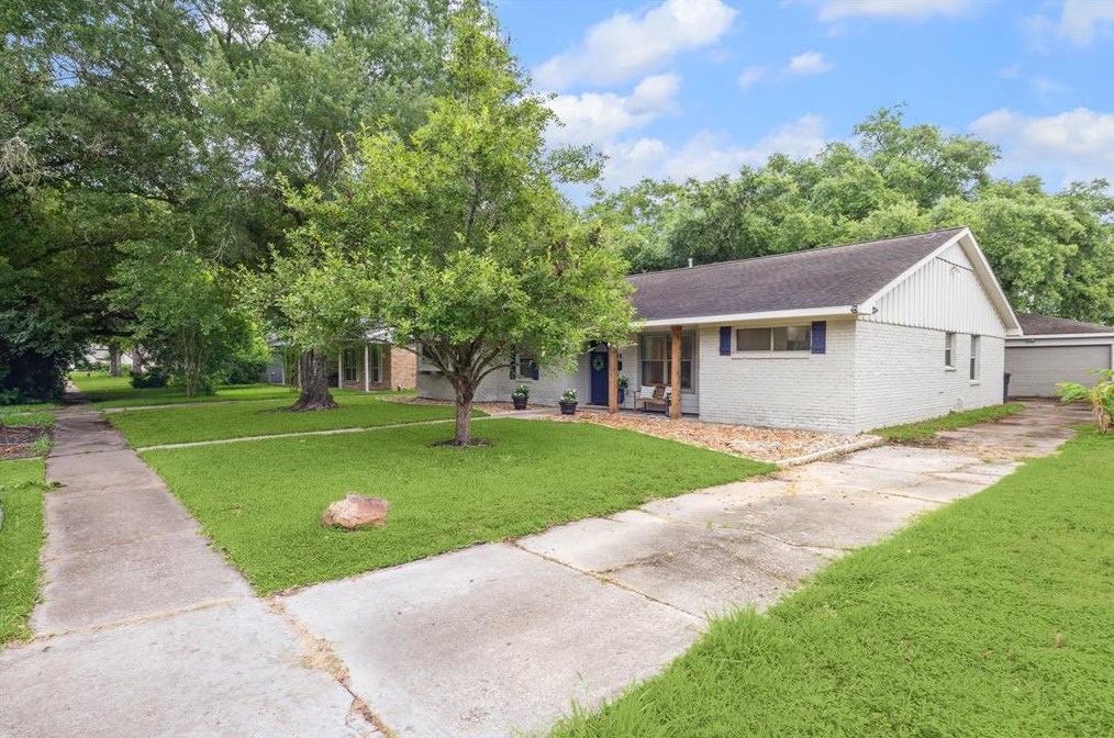 5135 Kingfisher Dr, Houston TX  77035-3016 exterior