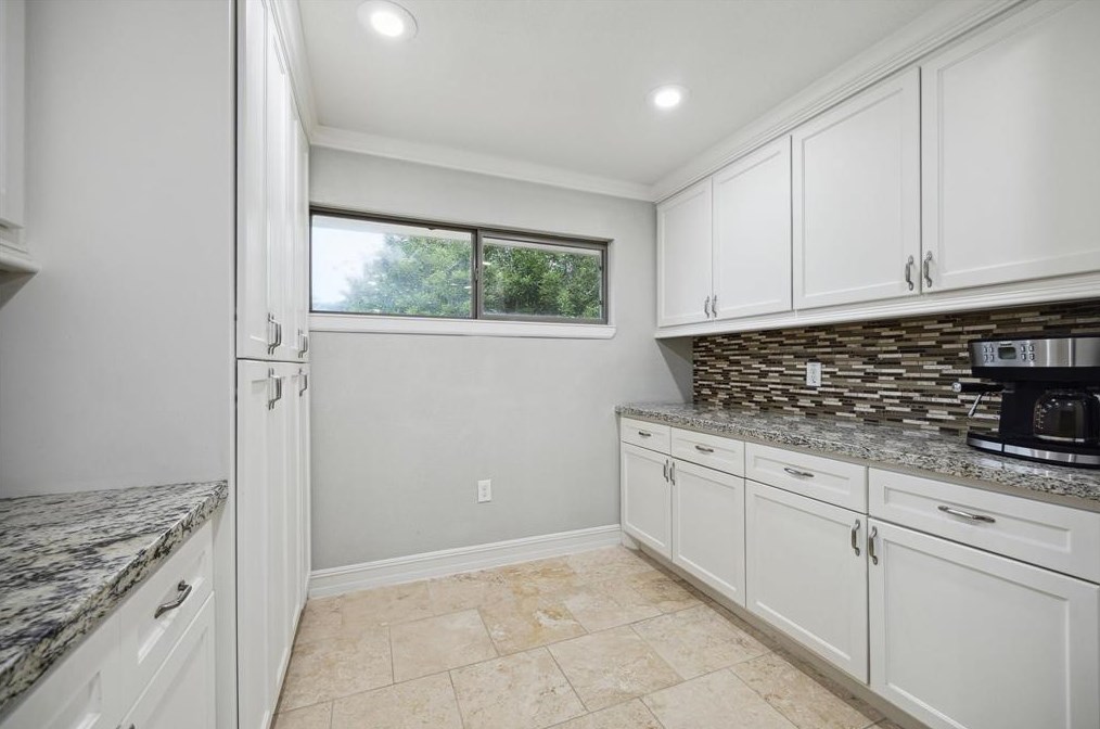 5135 Kingfisher Dr, Houston TX  77035-3016 exterior