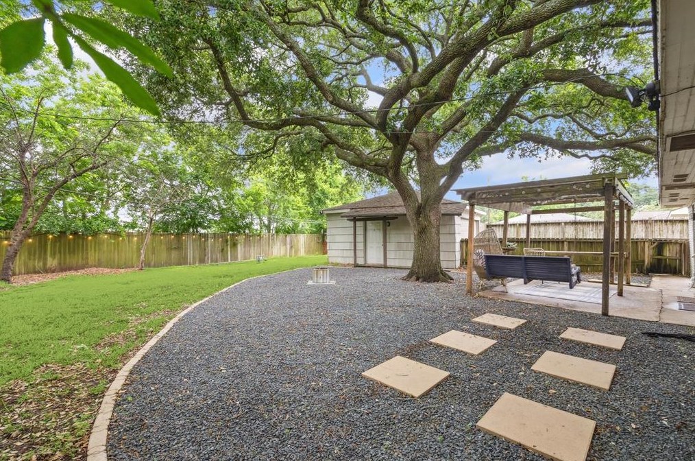 5135 Kingfisher Dr, Houston TX  77035-3016 exterior