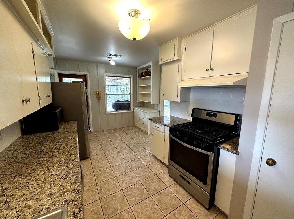 1818 Seaspray Ct, Houston TX  77008-1235 exterior