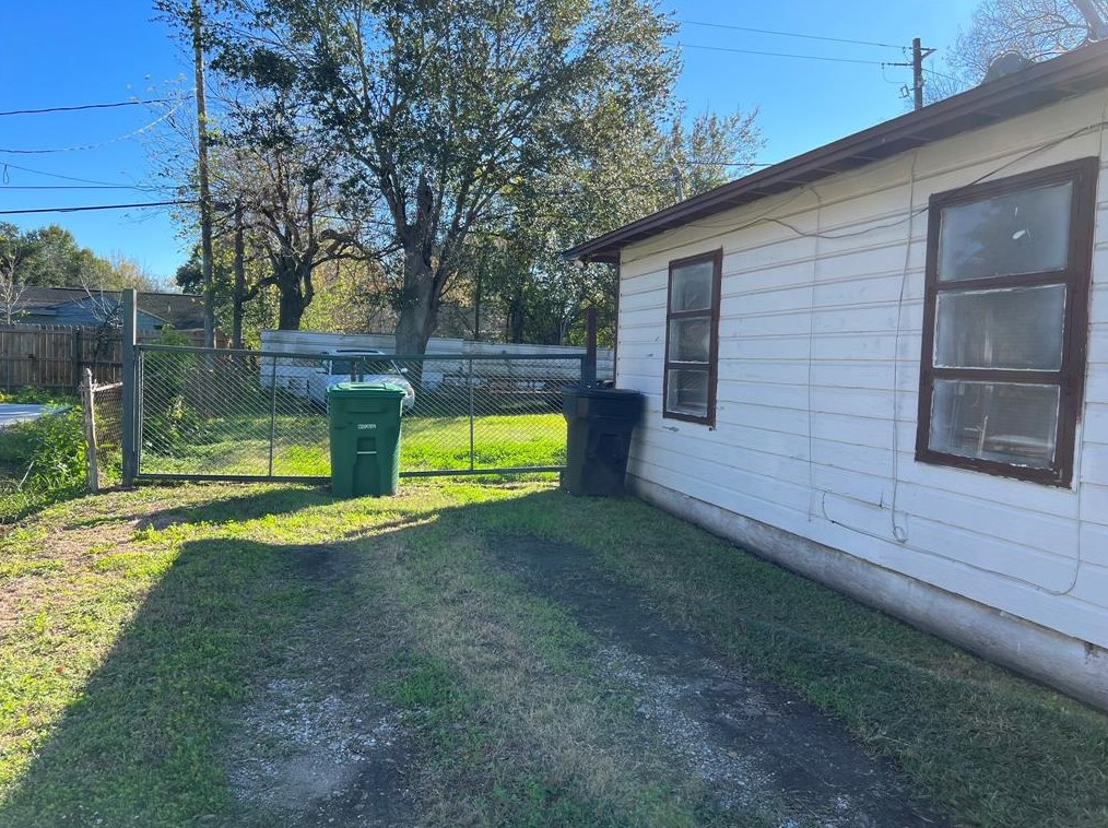 5710 Doolittle Blvd, Houston TX  77033-1902 exterior