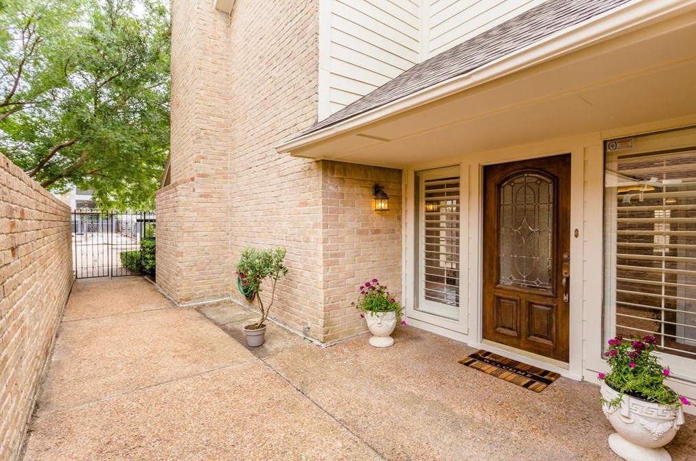 621 Pinesap Dr, Houston TX  77079-6432 exterior