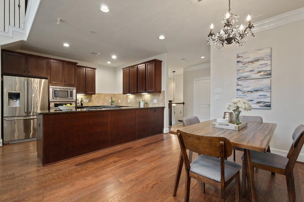 1123 Hempstead Villa Ln, Houston TX  77008-6048 exterior