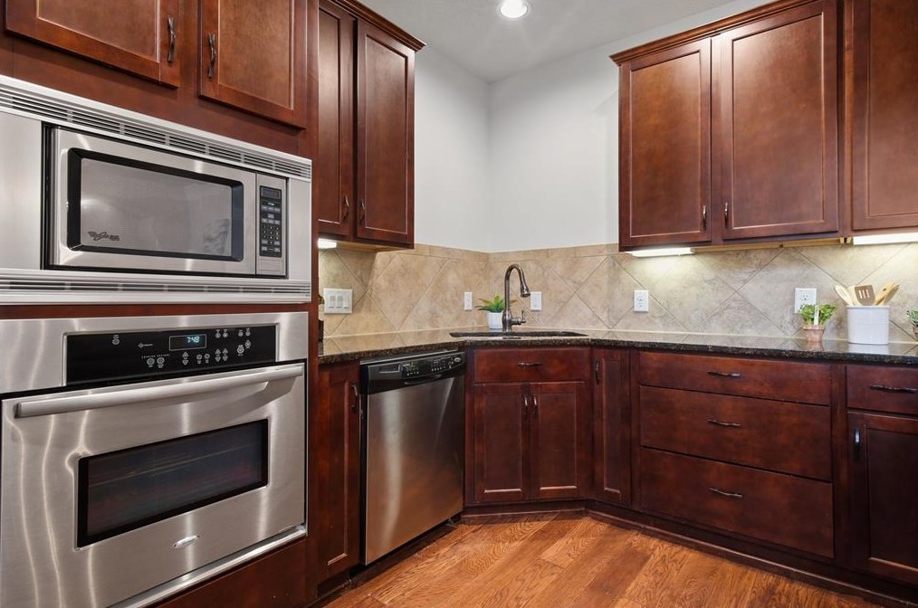 1123 Hempstead Villa Ln, Houston TX  77008-6048 exterior